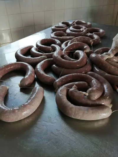 Пълнене на луканки и суджуци Вресово
