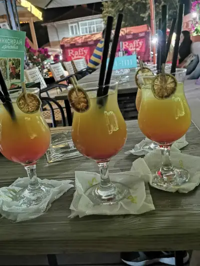 Saint TroPez Cocktails & Bar Kiten