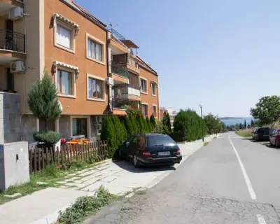 Апартамент с градинка на морето