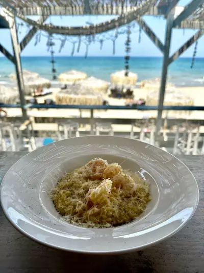 "Dolphin Beach Bar & Dinner" / Плажен Бар Делфин
