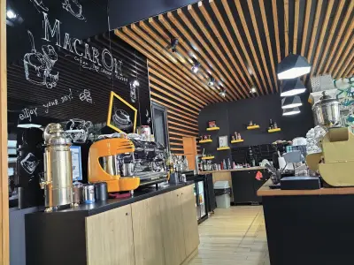 Macaron Cakes & Coffee