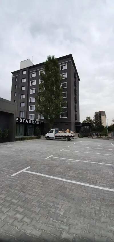 Urban Pool & Lounge