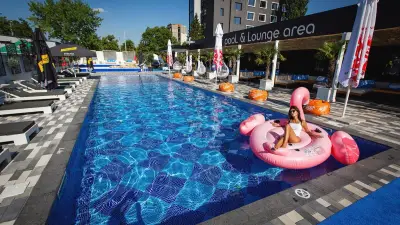 Urban Pool & Lounge