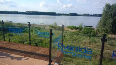 Riverside - pool bar