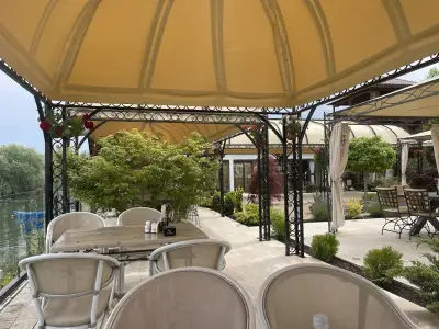 Riverside - pool bar