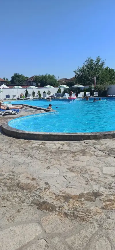 Swimming Pool & Grill