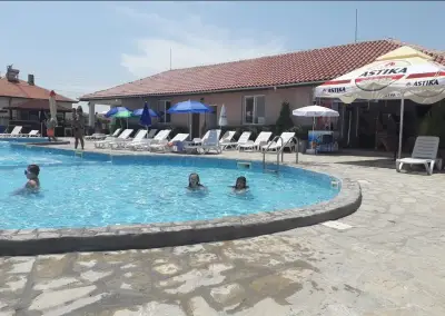 Swimming Pool & Grill