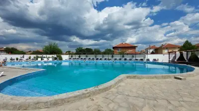 Swimming Pool & Grill