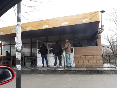 Скара на дървени въглища