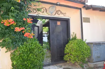 Zoev House