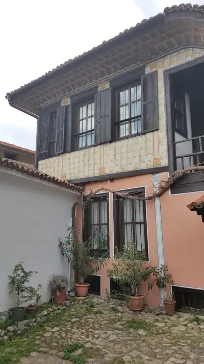 Zoev House
