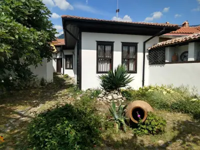 Zoev House