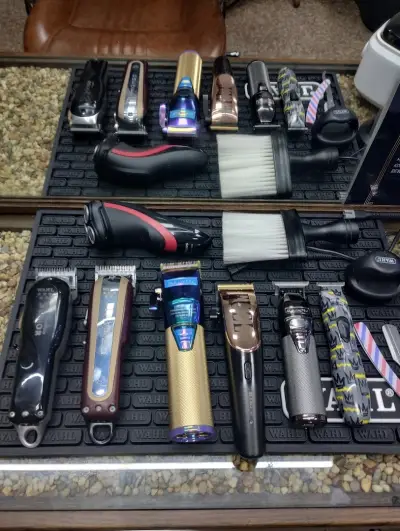 Moni Barbers - Мъжко подстригване | oформяне на брада | кола маска на нос и уши | кална маска за лице | оформяне на