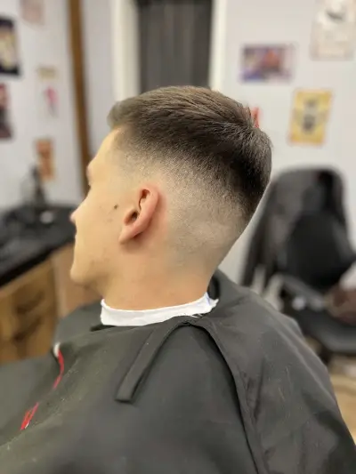 Бръснарница "Hood Barbershop"