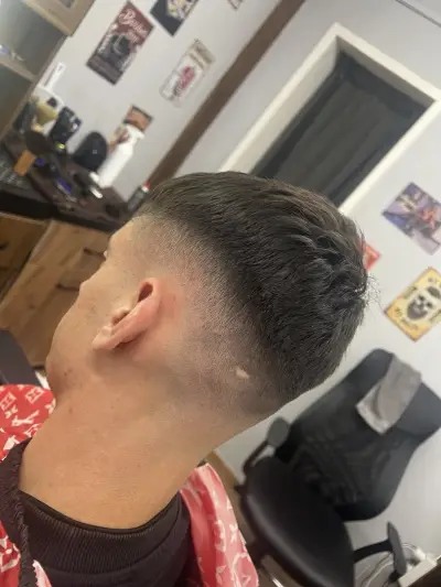 Бръснарница "Hood Barbershop"