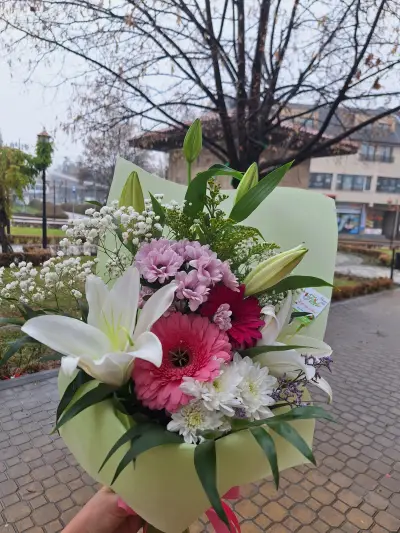 Цветарница,,Фиори"-цветя,подаръци и декорация.Доставка до адрес.Онлайн поръчки за доставки за цял свят.Фиори Си енд Джи