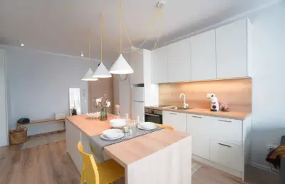 Modern Sunny & Airy APT in Business Area & Airport