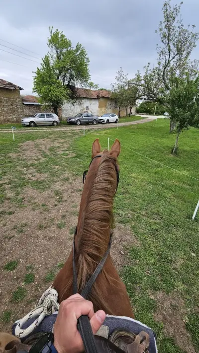 Школа по езда Април