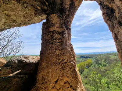 Скална арка при село Ъглен