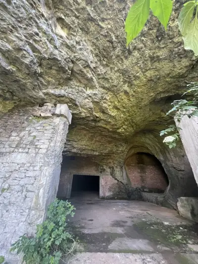 Лъженската пещера (пещера Мандрата)