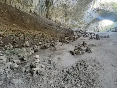 Скални отвори Деветашка пещера