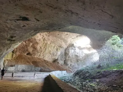 Скални отвори Деветашка пещера