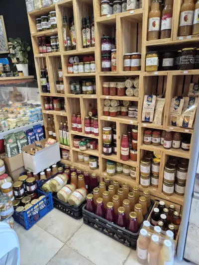Месарница "От Хубавото", кв. Младост. Магазин за месо и млечни продукти.