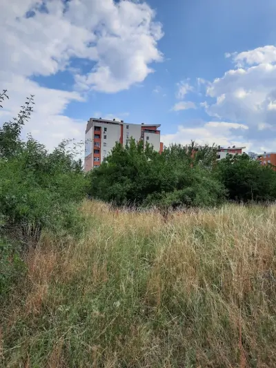 Локална градина с детска и спортна площадка в „Левски В”