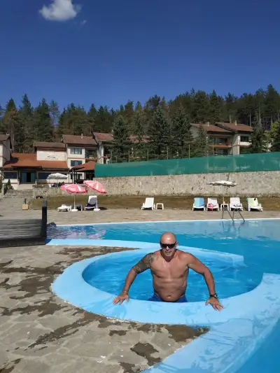 Априлци Холидейс