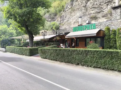 Ресторант "Пещерата" гара Лакатник