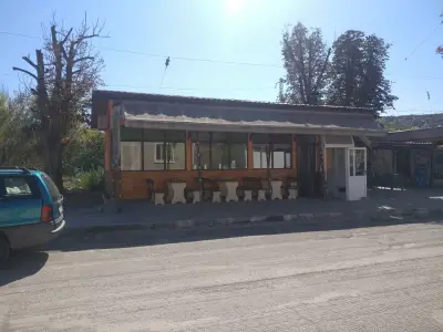 Закусвалня Край реката (до спирката, бяла сграда)