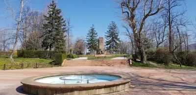Паметник-костница (Пещера)