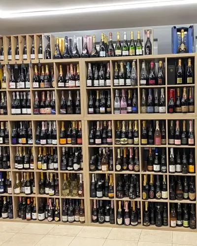 CHAMPAGNE wine shop & bar