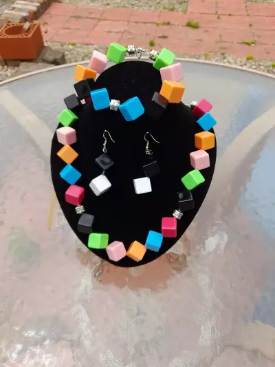 Tina's , Trinkets