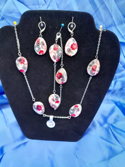 Tina's , Trinkets
