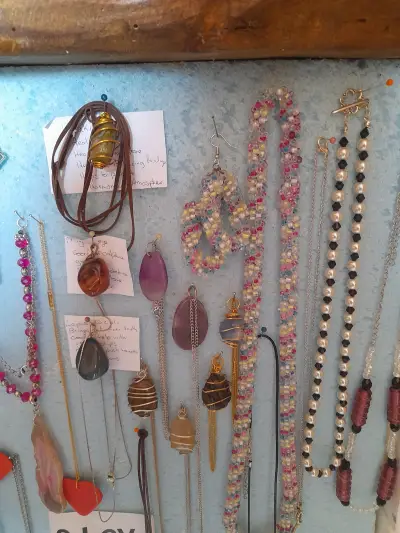 Tina's , Trinkets
