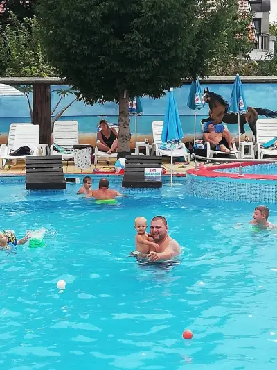 Клуб басейн „Влюбени сърца“