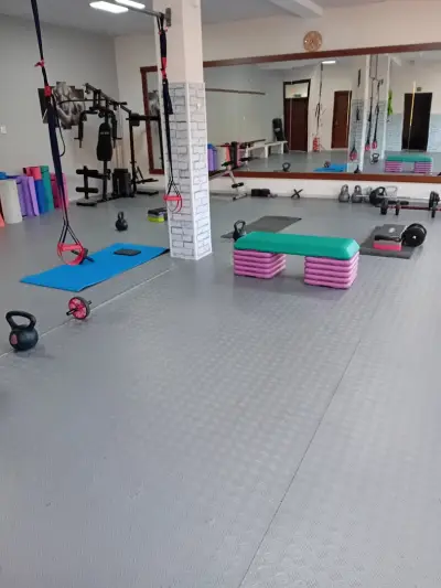 Спортна зала за масови и индивидуални тренировки и Канго Джъмпс