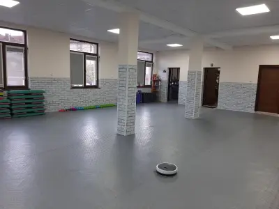 Спортна зала за масови и индивидуални тренировки и Канго Джъмпс