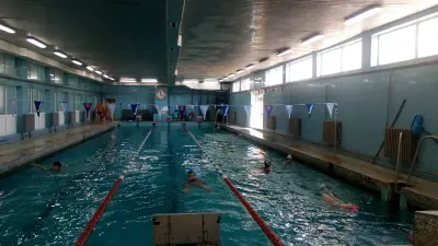 Покрит плувен басейн