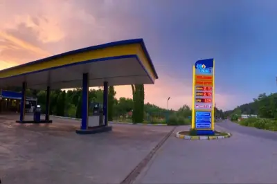И газ