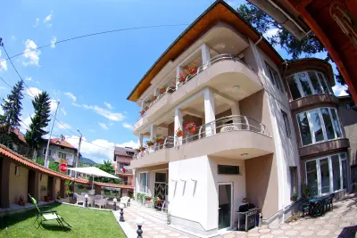 Приятелската къща