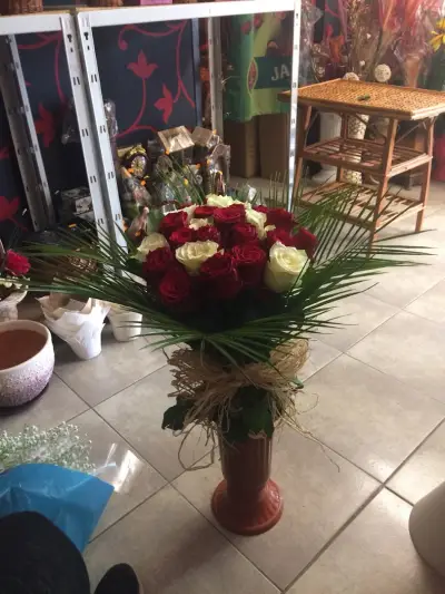 МАГАЗИН ЗА ЦВЕТЯ И АКСЕСОАРИ.....