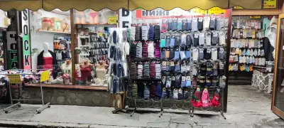 Чорапи, бельо, бански и агнешки топлинки