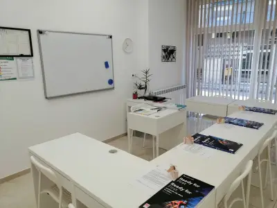 Учебен и арт център "Светулка"